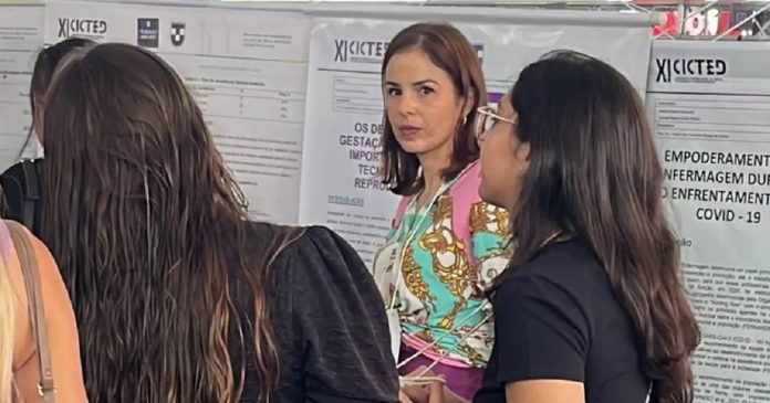 Suzane von Richthofen apresenta trabalho sobre maternidade em evento de universidade