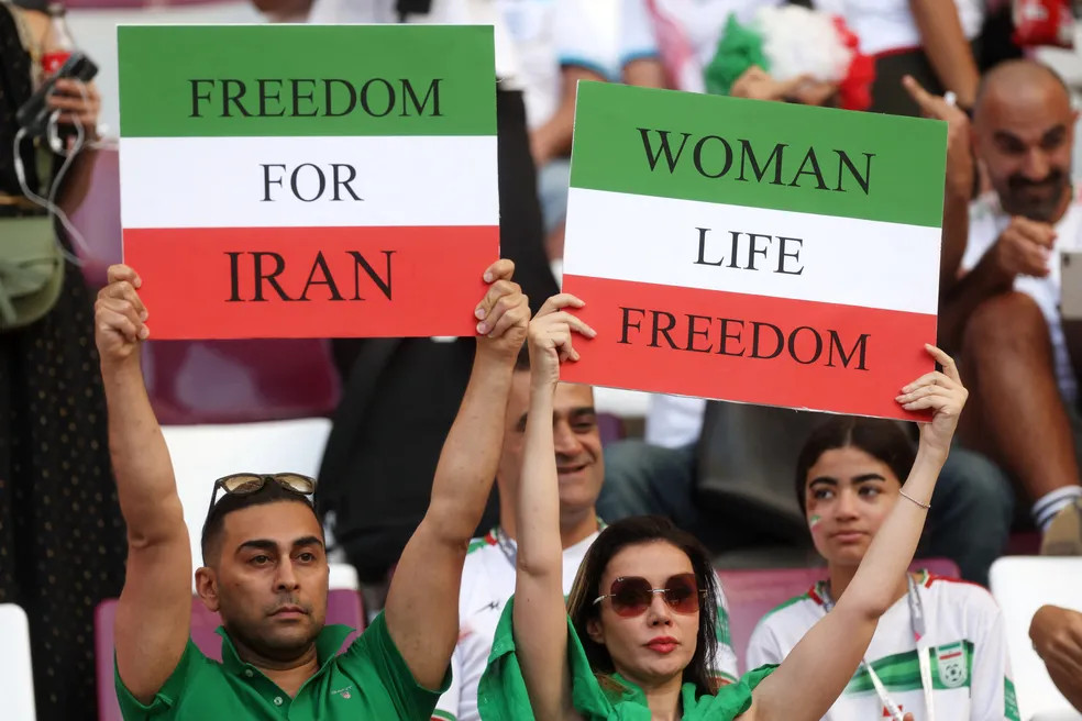 psicologiasdobrasil.com.br - Torcedora iraniana se emociona por conseguir frequentar estádio de futebol