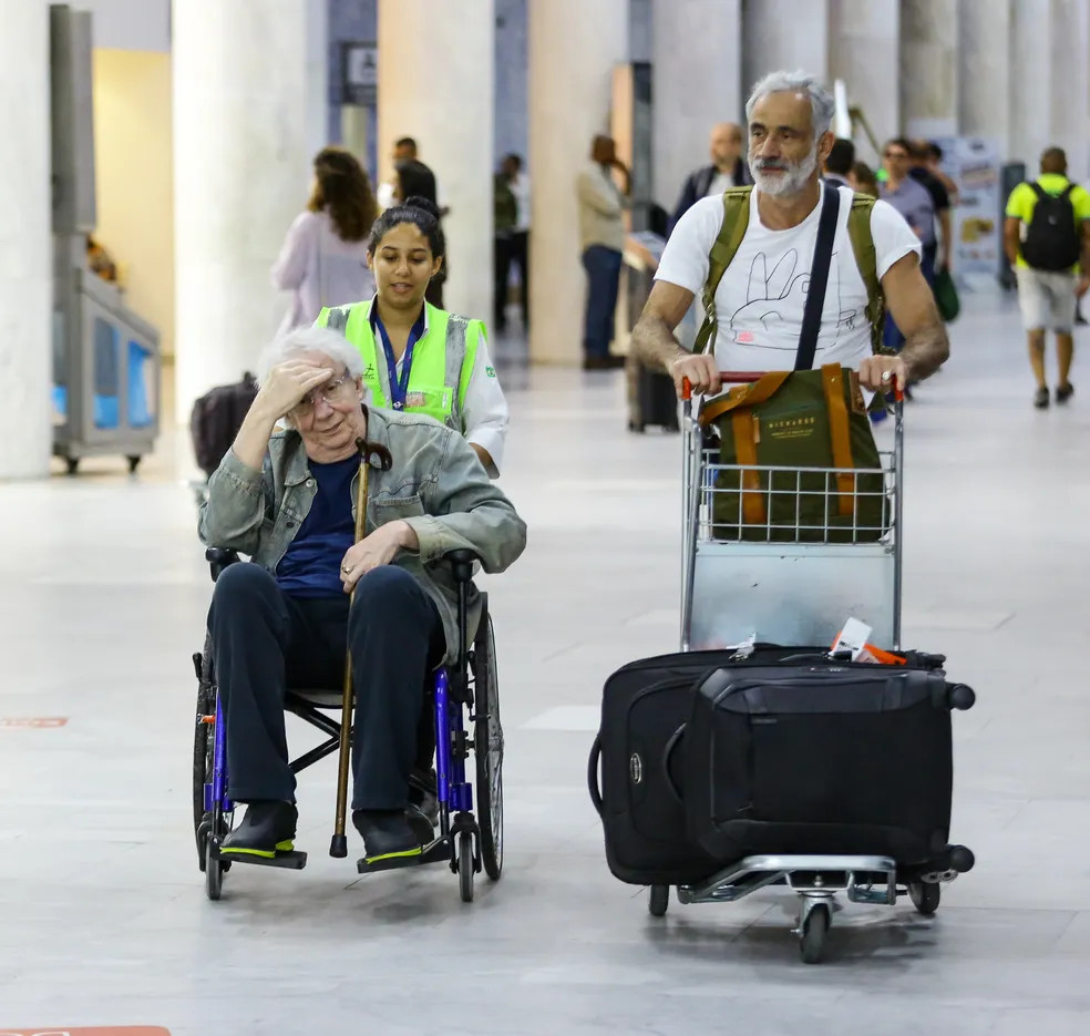 psicologiasdobrasil.com.br - Marco Nanini é flagrado em cadeira de rodas ao desembarcar em aeroporto