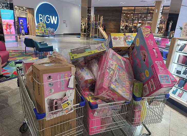psicologiasdobrasil.com.br - Mãe é criticada por encher 3 carrinhos de compras com brinquedos para sua filha: 'Excesso de mimo'