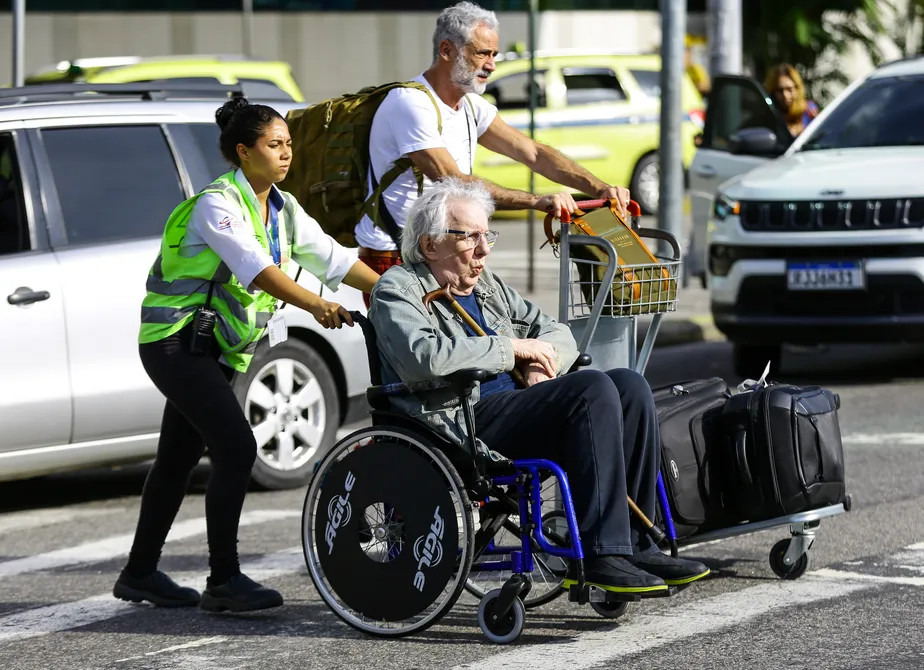 psicologiasdobrasil.com.br - Marco Nanini é flagrado em cadeira de rodas ao desembarcar em aeroporto