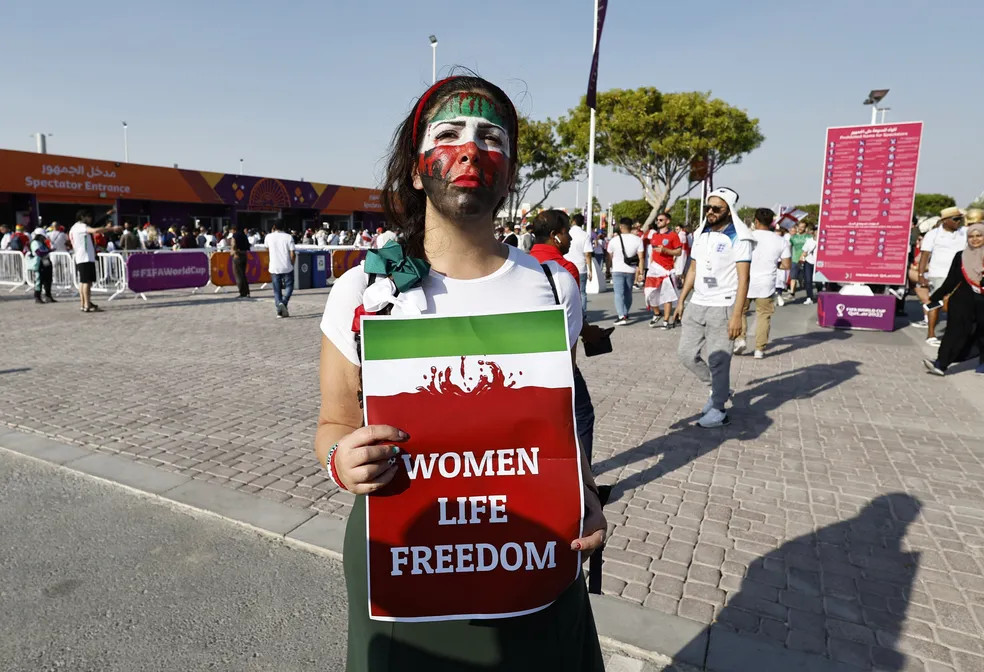 psicologiasdobrasil.com.br - Torcedora iraniana se emociona por conseguir frequentar estádio de futebol