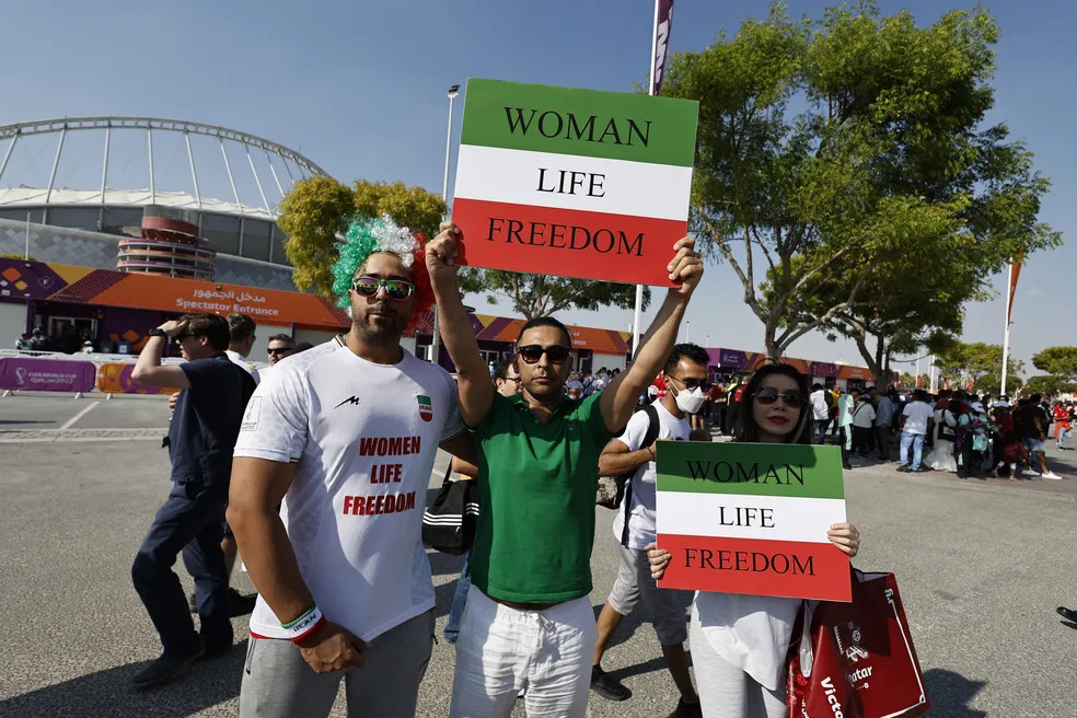 psicologiasdobrasil.com.br - Torcedora iraniana se emociona por conseguir frequentar estádio de futebol