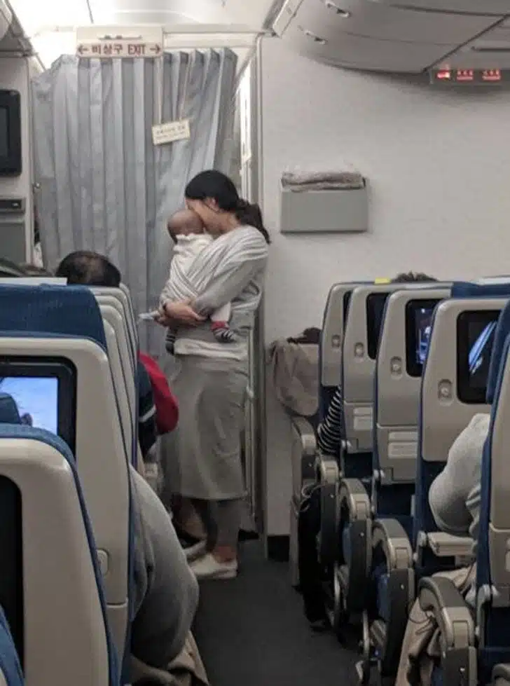 psicologiasdobrasil.com.br - A m&atilde;e distribuiu doces e protetores de ouvido em um avi&atilde;o para se desculpar por seu beb&ecirc;.