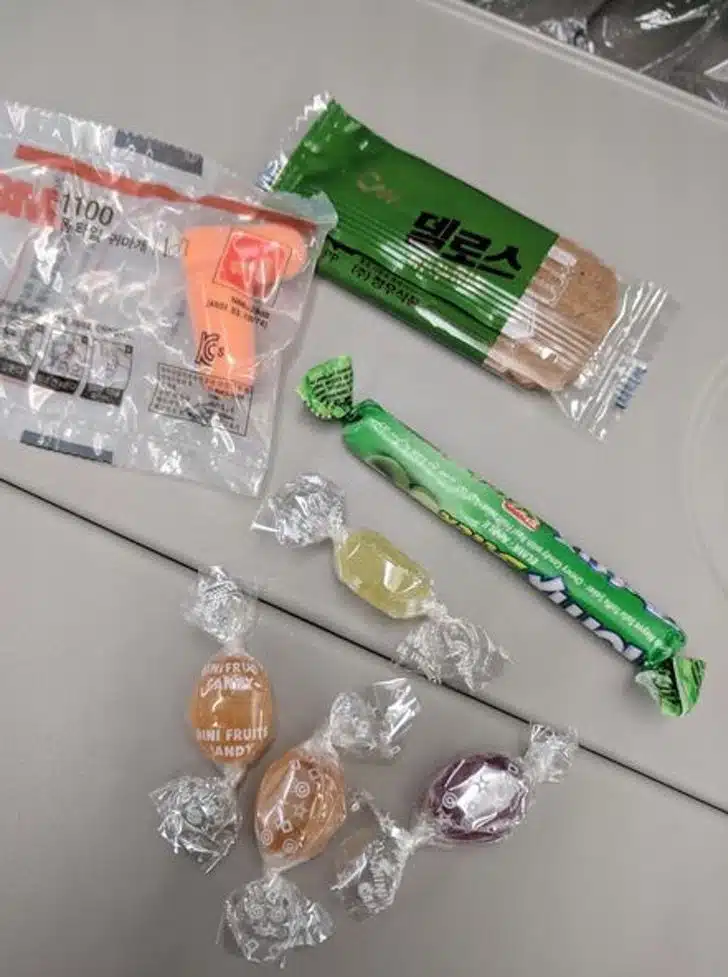 psicologiasdobrasil.com.br - A m&atilde;e distribuiu doces e protetores de ouvido em um avi&atilde;o para se desculpar por seu beb&ecirc;.