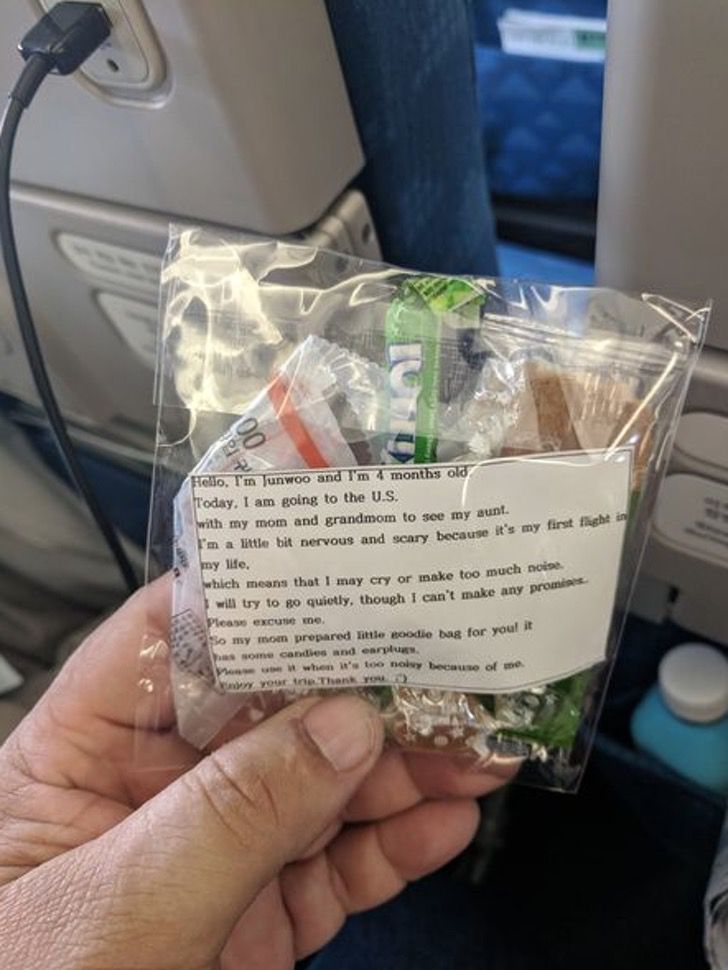 psicologiasdobrasil.com.br - A mãe distribuiu doces e protetores de ouvido em um avião para se desculpar por seu bebê.