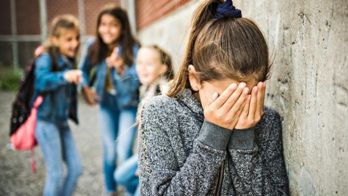 “Esse tipo de agressão pode causar traumas capazes de afetar o desenvolvimento de crianças e jovens por toda a vida”, diz psicólogo sobre bullying