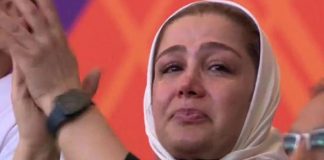 Torcedora iraniana se emociona por conseguir frequentar estádio de futebol