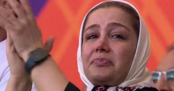 Torcedora iraniana se emociona por conseguir frequentar estádio de futebol
