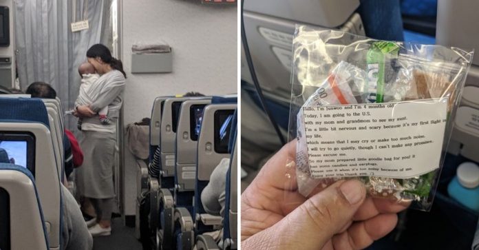A mãe distribuiu doces e protetores de ouvido em um avião para se desculpar por seu bebê.