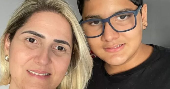 Mãe de aluno com autismo diz que escola excluiu seu filho de festa de formatura