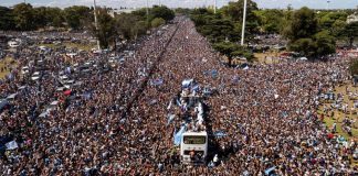 Jogadores argentinos são retirados de helicóptero em meio a festa do título com 4 milhões de pessoas