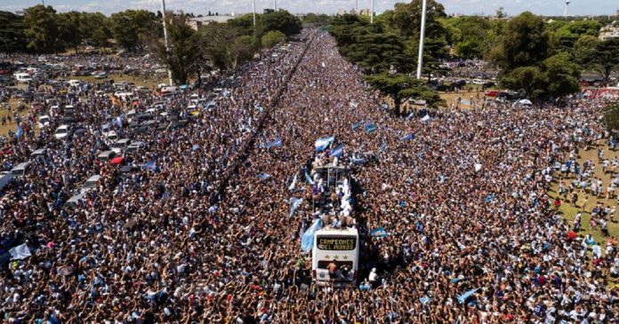 Jogadores argentinos são retirados de helicóptero em meio a festa do título com 4 milhões de pessoas