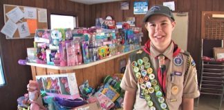 Menino comprou 600 presentes de Natal para crianças que vivem em orfanatos