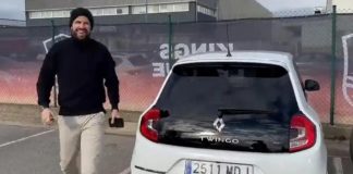 Piqué surge em evento dirigindo um Twingo, em provocação a Shakira