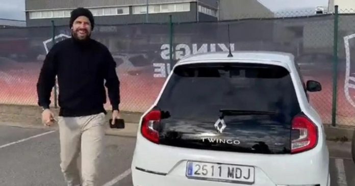 Piqué surge em evento dirigindo um Twingo, em provocação a Shakira