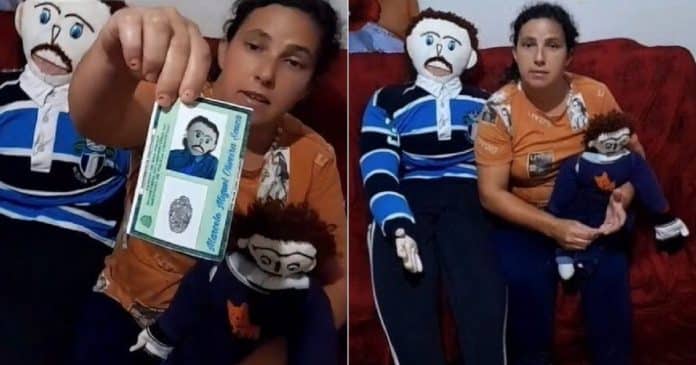 Mulher responde por que ‘divide a vida’ com marido e filho bonecos de pano: ‘Eles não são bonecos’