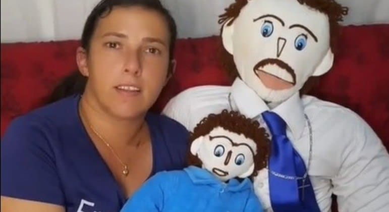 psicologiasdobrasil.com.br - Mulher casada com boneco de pano diz que filho foi sequestrado e epalha cartazes pela cidade