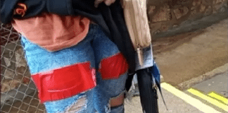 Mãe critica escola por cobrir calça rasgada da filha com fita adesiva