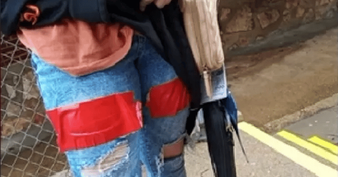 Mãe critica escola por cobrir calça rasgada da filha com fita adesiva