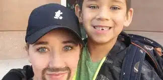 Mãe solteira se vestiu de pai para que filho não se sentisse sozinho em festa da escola