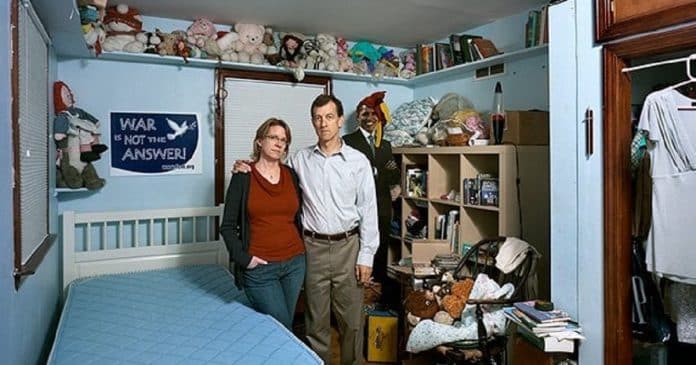 Síndrome do ninho vazio: Fotógrafa registra pais nos quartos dos filhos que já saíram de casa