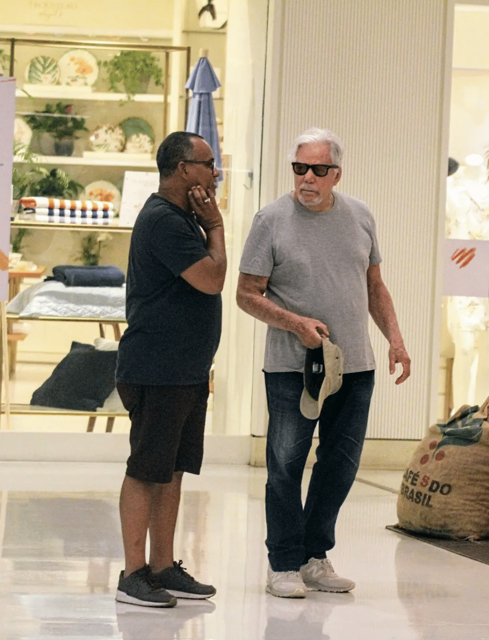 psicologiasdobrasil.com.br - Aos 85 anos, Reginaldo Faria esbanja vitalidade em passeio no shopping