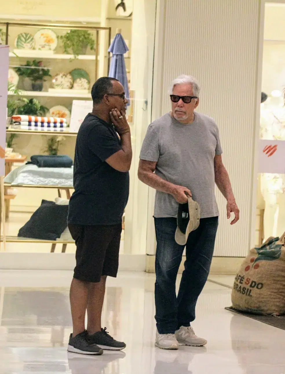psicologiasdobrasil.com.br - Aos 85 anos, Reginaldo Faria esbanja vitalidade em passeio no shopping