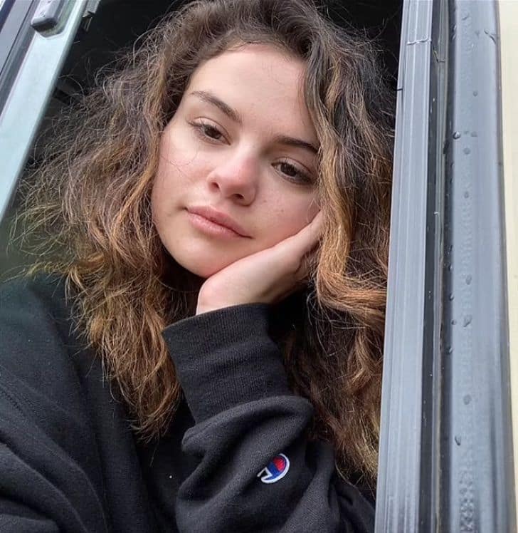 psicologiasdobrasil.com.br - Selena Gomez abraça sua beleza natural postando selfies sem maquiagem e exibindo suas curvas