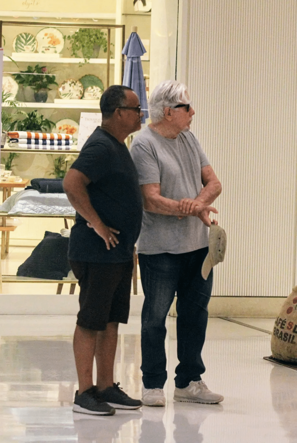 psicologiasdobrasil.com.br - Aos 85 anos, Reginaldo Faria esbanja vitalidade em passeio no shopping