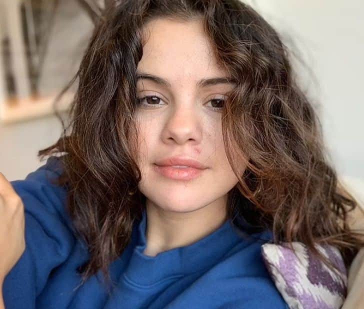 psicologiasdobrasil.com.br - Selena Gomez abraça sua beleza natural postando selfies sem maquiagem e exibindo suas curvas