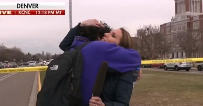 Repórter não segura emoção ao abraçar filho ao vivo após tiroteio na escola dele