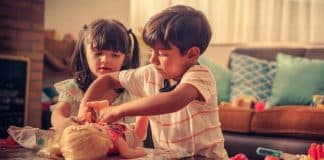 Meninos devem ser incentivados a brincar de boneca, defende psicóloga