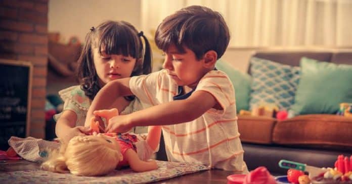 Meninos devem ser incentivados a brincar de boneca, defende psicóloga