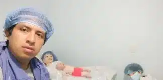 Homem casado com boneca de pano anuncia nascimento do terceiro filho (de pano) do casal