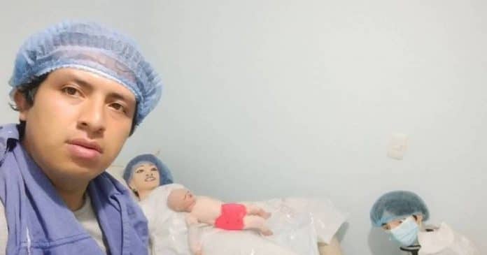 Homem casado com boneca de pano anuncia nascimento do terceiro filho (de pano) do casal