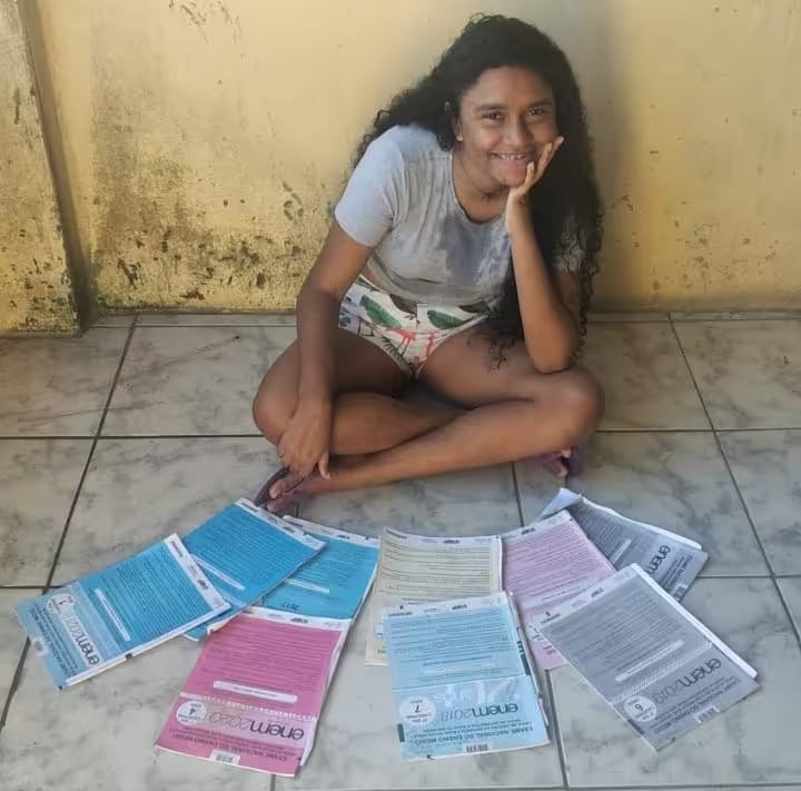 psicologiasdobrasil.com.br - Jovem da periferia de Fortaleza é aprovada em Medicina após 8 anos tentando: 'Não tinha um livro'