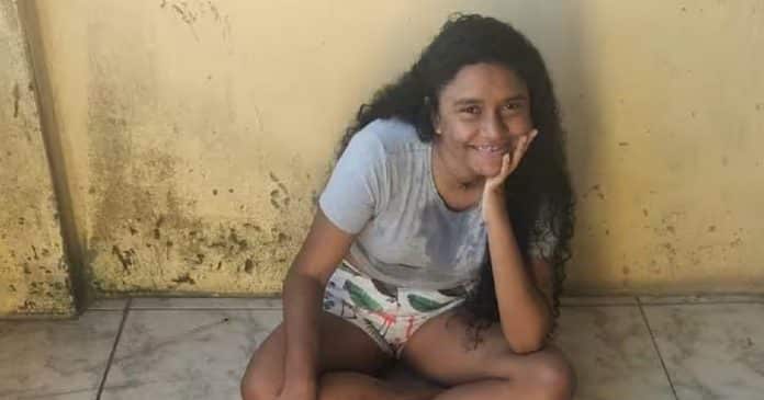 Jovem da periferia de Fortaleza é aprovada em Medicina após 8 anos tentando: ‘Não tinha um livro’
