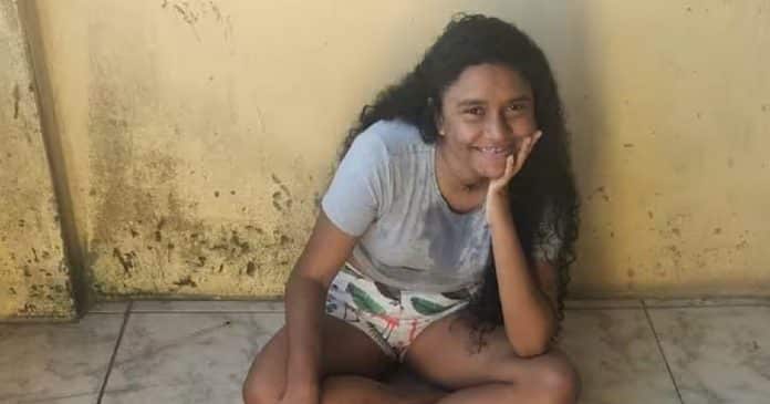 Jovem da periferia de Fortaleza é aprovada em Medicina após 8 anos tentando: ‘Não tinha um livro’