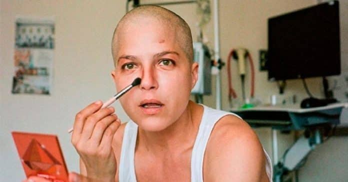 Selma Blair revela que tentou tirar a própria vida algumas vezes antes do diagnóstico de esclerose múltipla