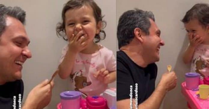 Garotinha de 2 anos viraliza ao ‘vender’ colher por R$ 95 ao pai e cair na gargalhada