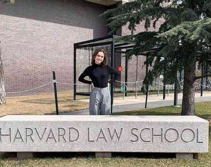 psicologiasdobrasil.com.br - Jovem que nasceu na pris&atilde;o consegue bolsa de estudos em Harvard: "Ela &eacute; uma garota brilhante"