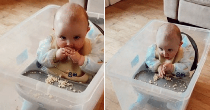 Mãe é criticada por colocar bebê em recipiente de plástico para que ele não suje a casa enquanto come