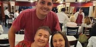 Homem com autismo consegue emprego aos 43 anos e surpreende a mãe ao pagar almoço com primeiro salário