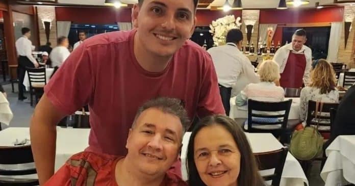 Homem com autismo consegue emprego aos 43 anos e surpreende a mãe ao pagar almoço com primeiro salário