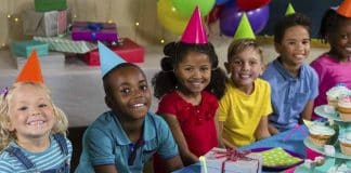 Mãe polemiza ao criticar crianças que levam irmãos em festas de aniversário