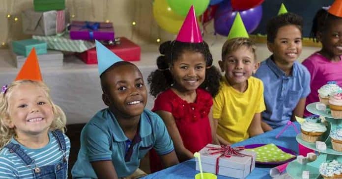 Mãe polemiza ao criticar crianças que levam irmãos em festas de aniversário
