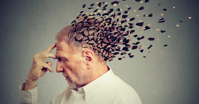 Hábito pouco higiênico pode aumentar o risco de Alzheimer, aponta estudo