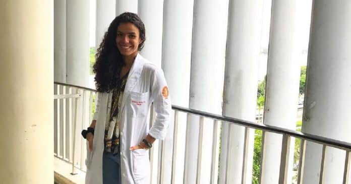 Estudante do Complexo do Alemão é selecionada para estudar na Europa e faz vaquinha para poder viajar