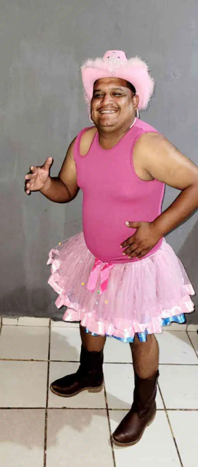 psicologiasdobrasil.com.br - Pai se veste de bailarina para assistir Barbie com sua filha: "Fiz o que ela me pediu"